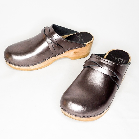 Sven Shoes - SVEN Original Metallic Clogs Pewter Silver 39